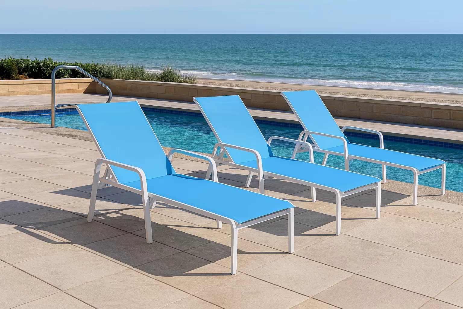 Espreguiçadeira para Piscina Summer - Alumínio Branco, Tela Sling Azul Claro | Empilhável
